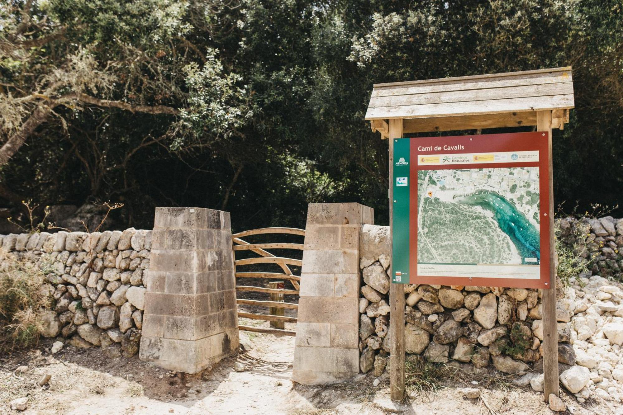 Hostal Xuroy Cala Alcaufar Bagian luar foto