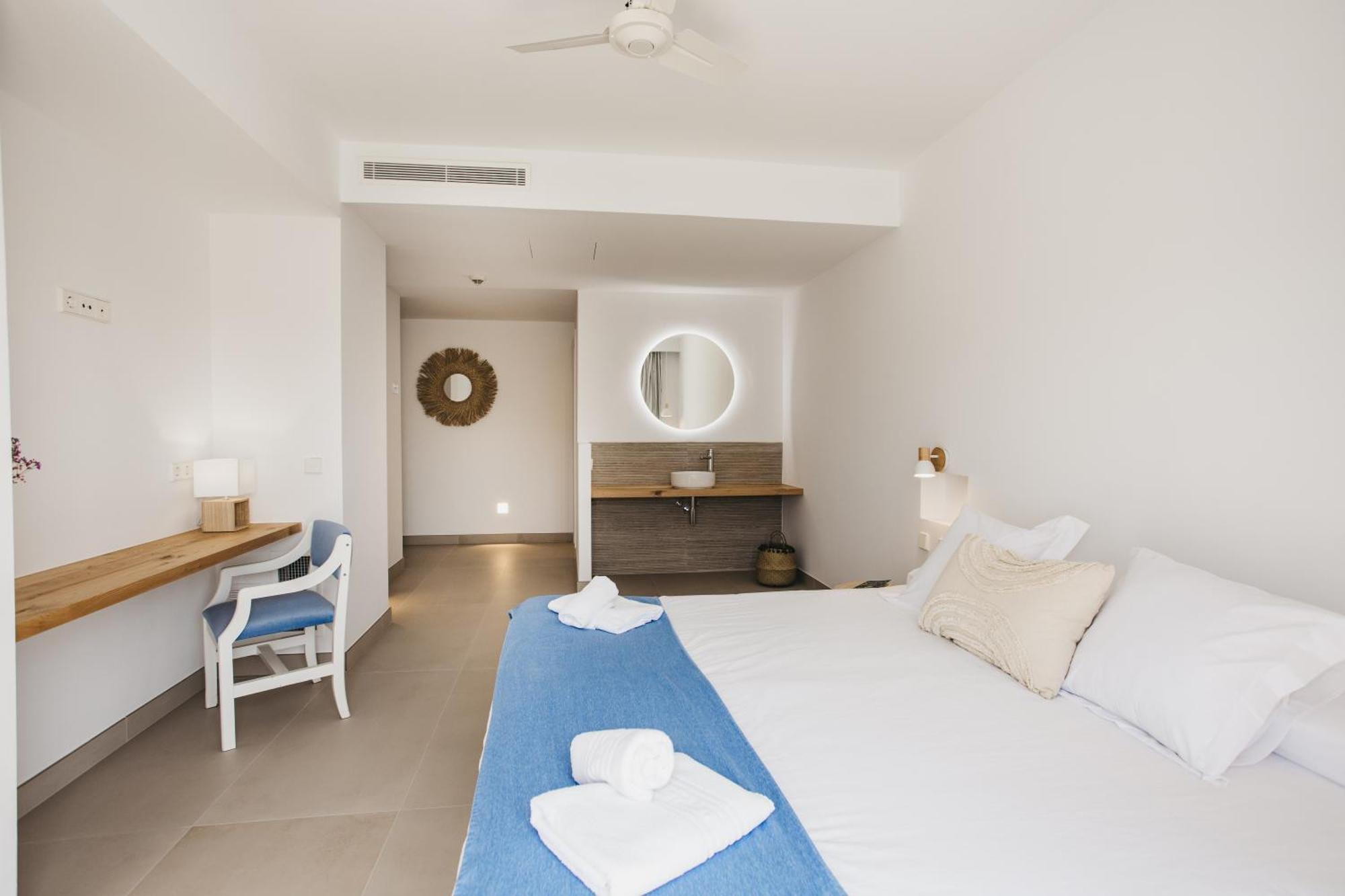 Hostal Xuroy Cala Alcaufar Bagian luar foto