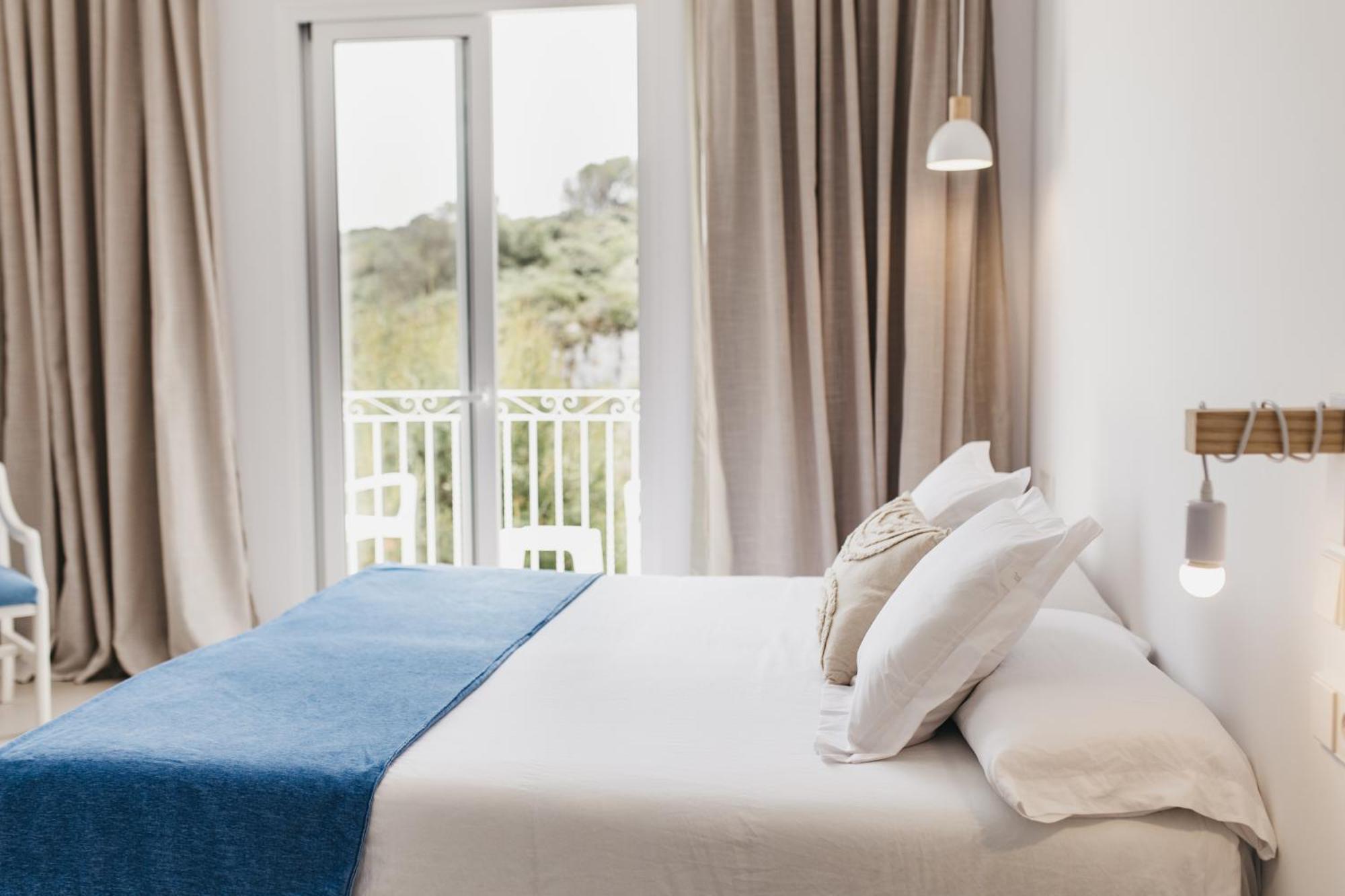 Hostal Xuroy Cala Alcaufar Bagian luar foto