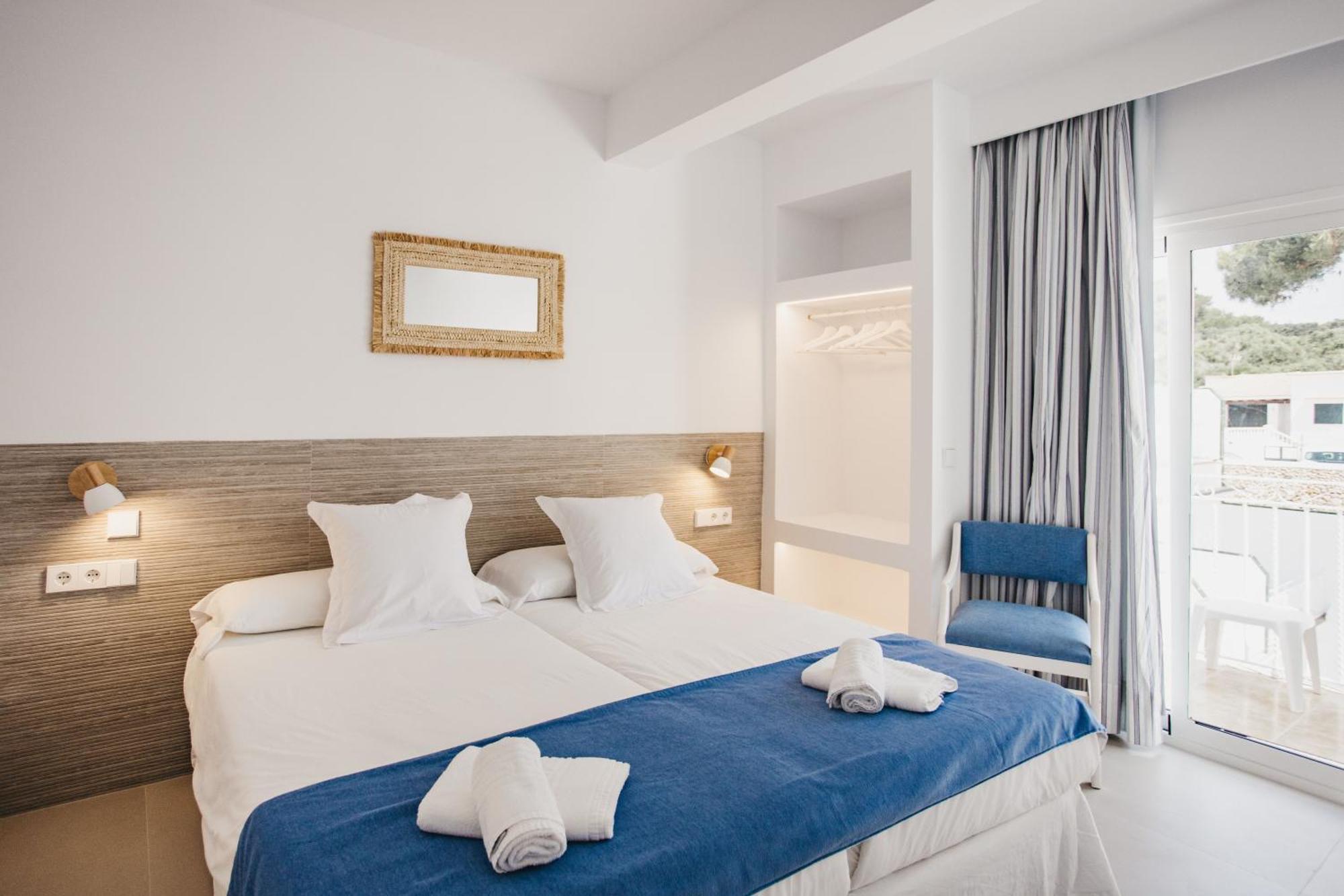 Hostal Xuroy Cala Alcaufar Bagian luar foto