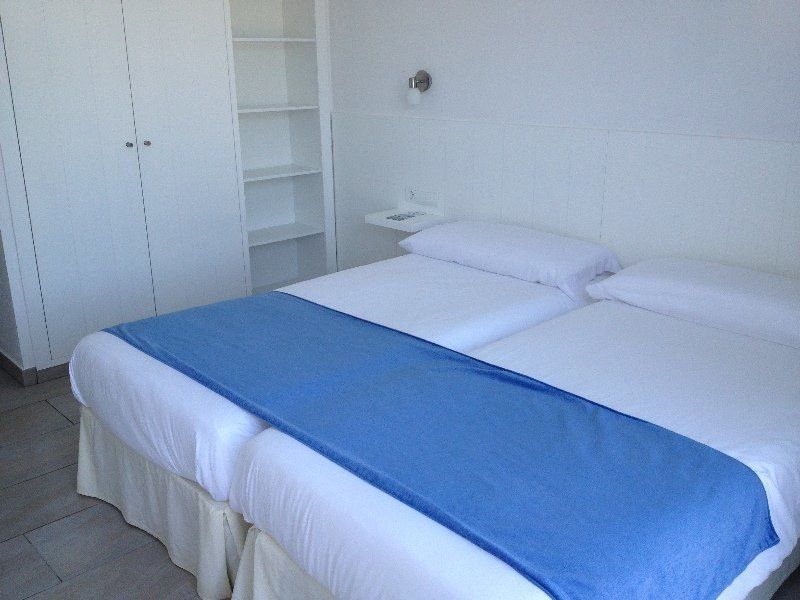 Hostal Xuroy Cala Alcaufar Bagian luar foto