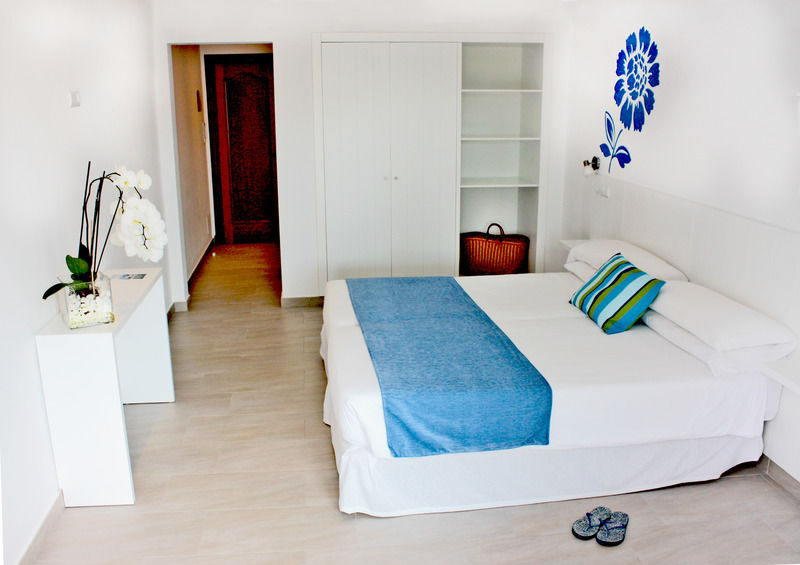 Hostal Xuroy Cala Alcaufar Bagian luar foto