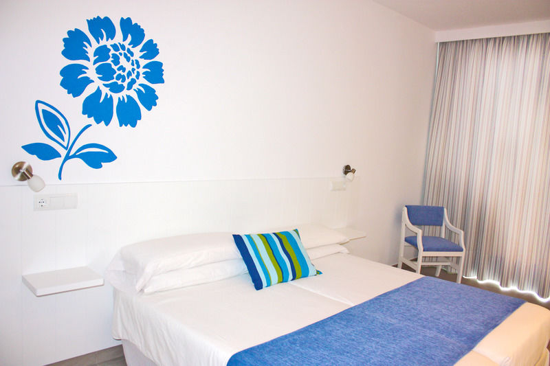 Hostal Xuroy Cala Alcaufar Bagian luar foto